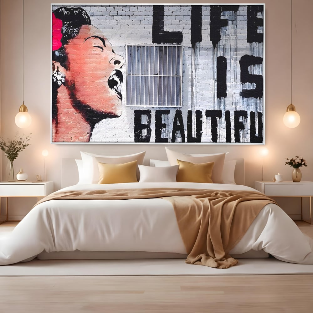 Tablou canvas cu tablou canvas cu femeie si graffiti, in rama de aluminiu argintiu, pe perete intr-un dormitor